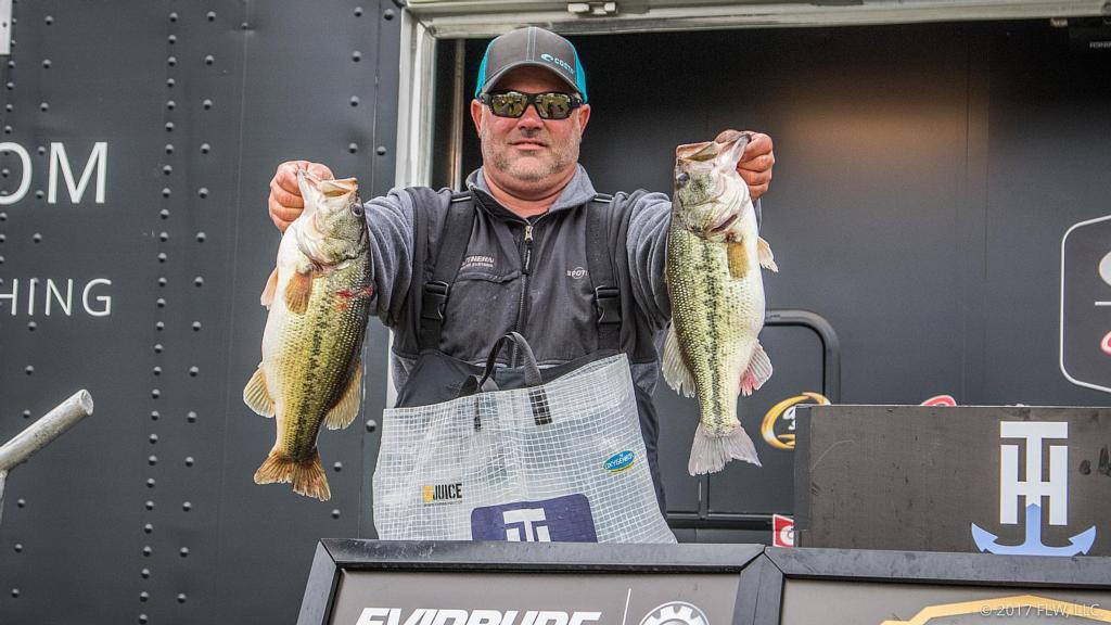 Houchin Goes Wire to Wire - Major League Fishing