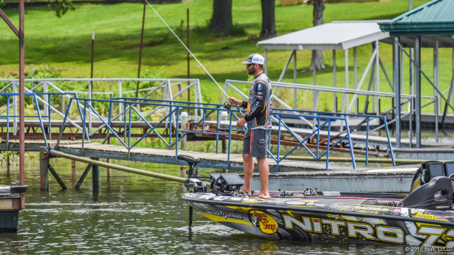 How to Find the Best Docks in Early Fall - Major League Fishing