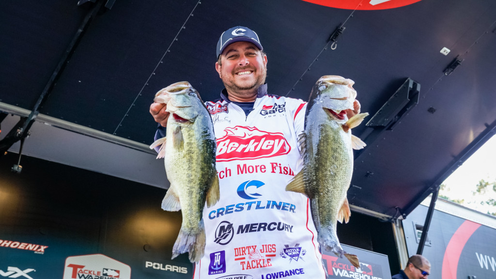 Image for Cox Leads by 5 pounds at Rayburn